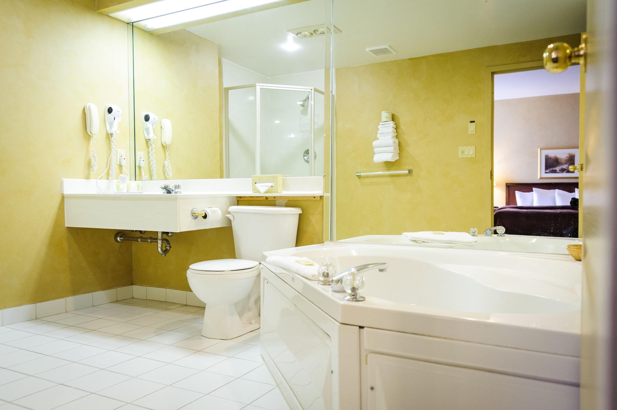 Peterborough Inn & Suites Hotel Экстерьер фото