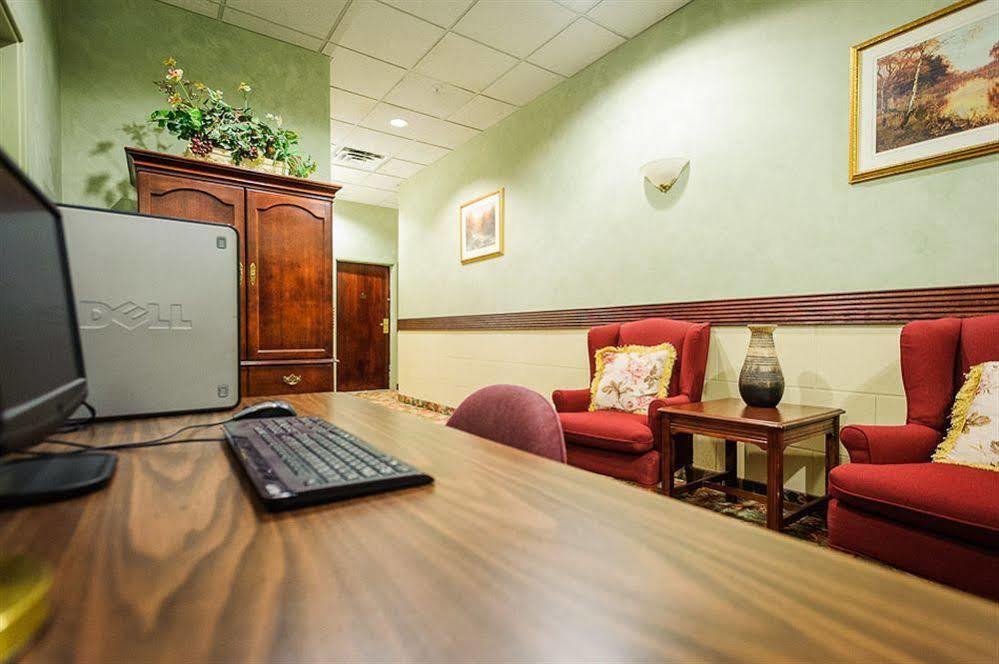 Peterborough Inn & Suites Hotel Экстерьер фото